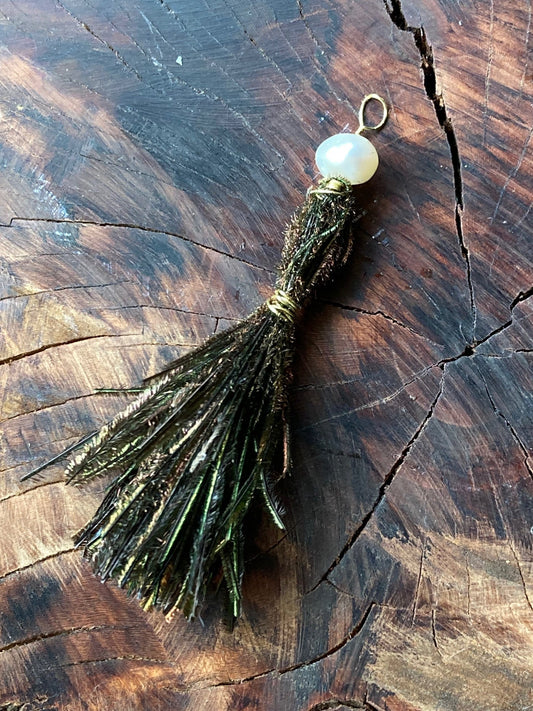 Charm, peapoof w/ white freshwater pearl with gold waste band